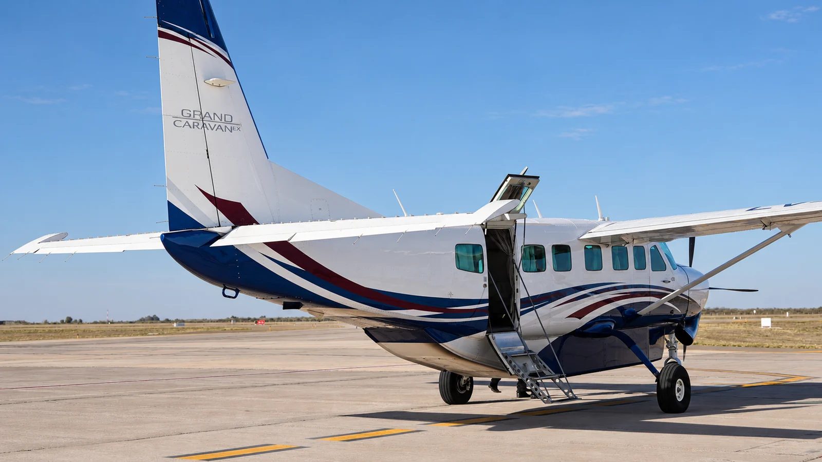 Grand Caravan con la puerta y la escalera abiertas para el embarque