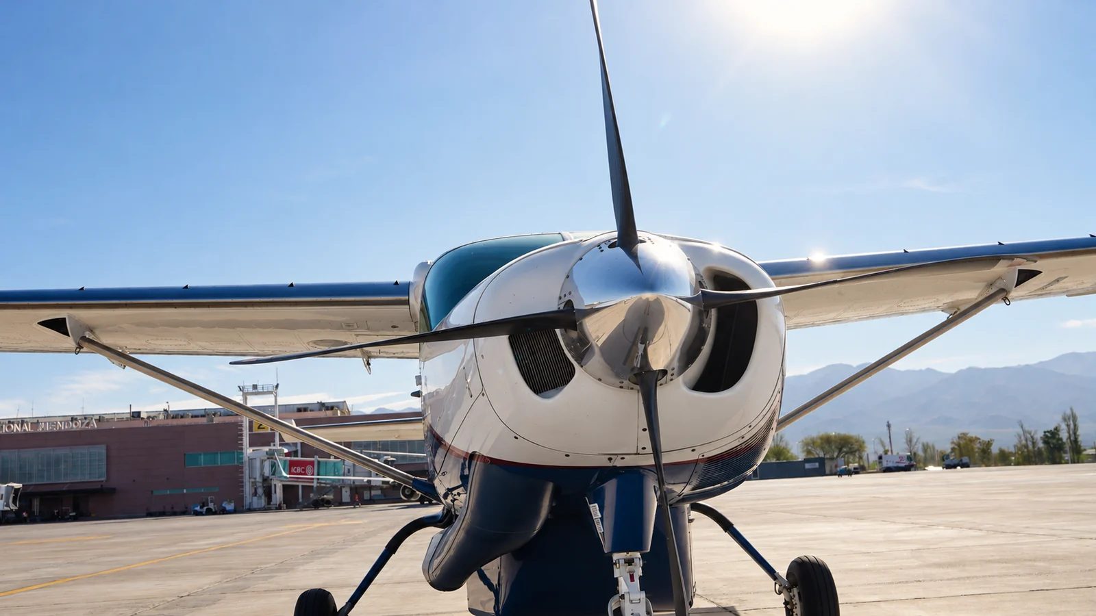 Grand Caravan de frente con la hélice en primer plano