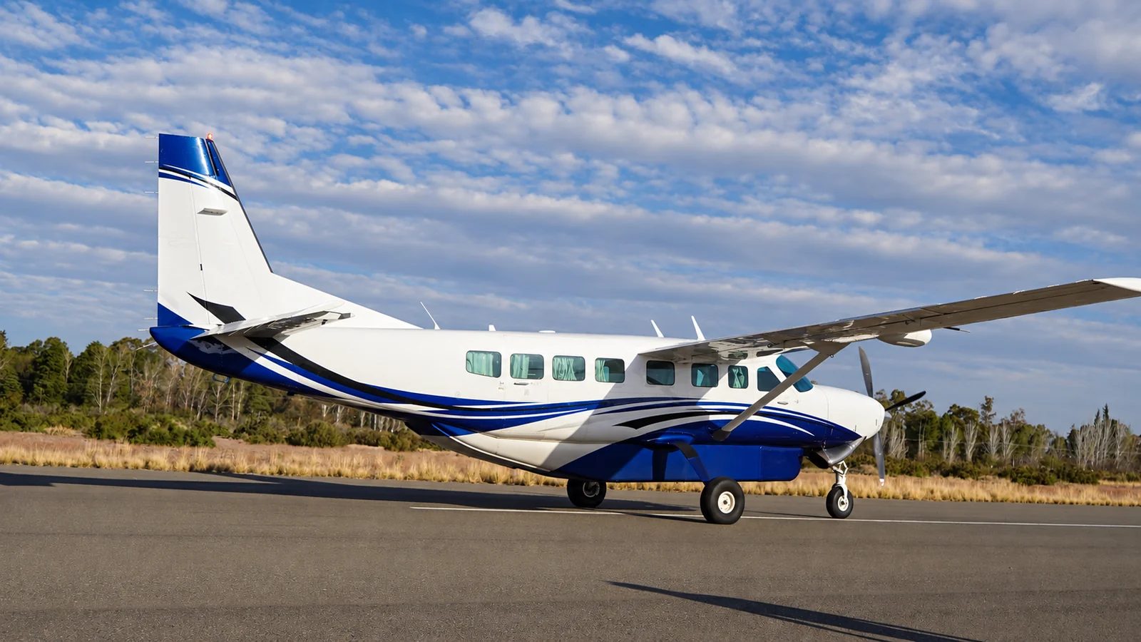 Cessna Grand Caravan LV-KHC de perfil en la pista