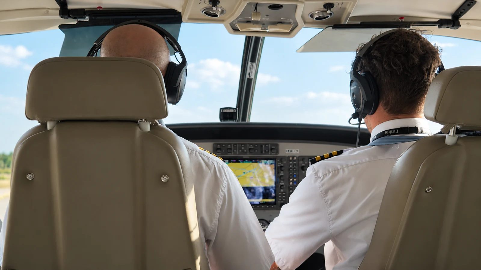 Dos pilotos en la cabina de mando del Grand Caravan