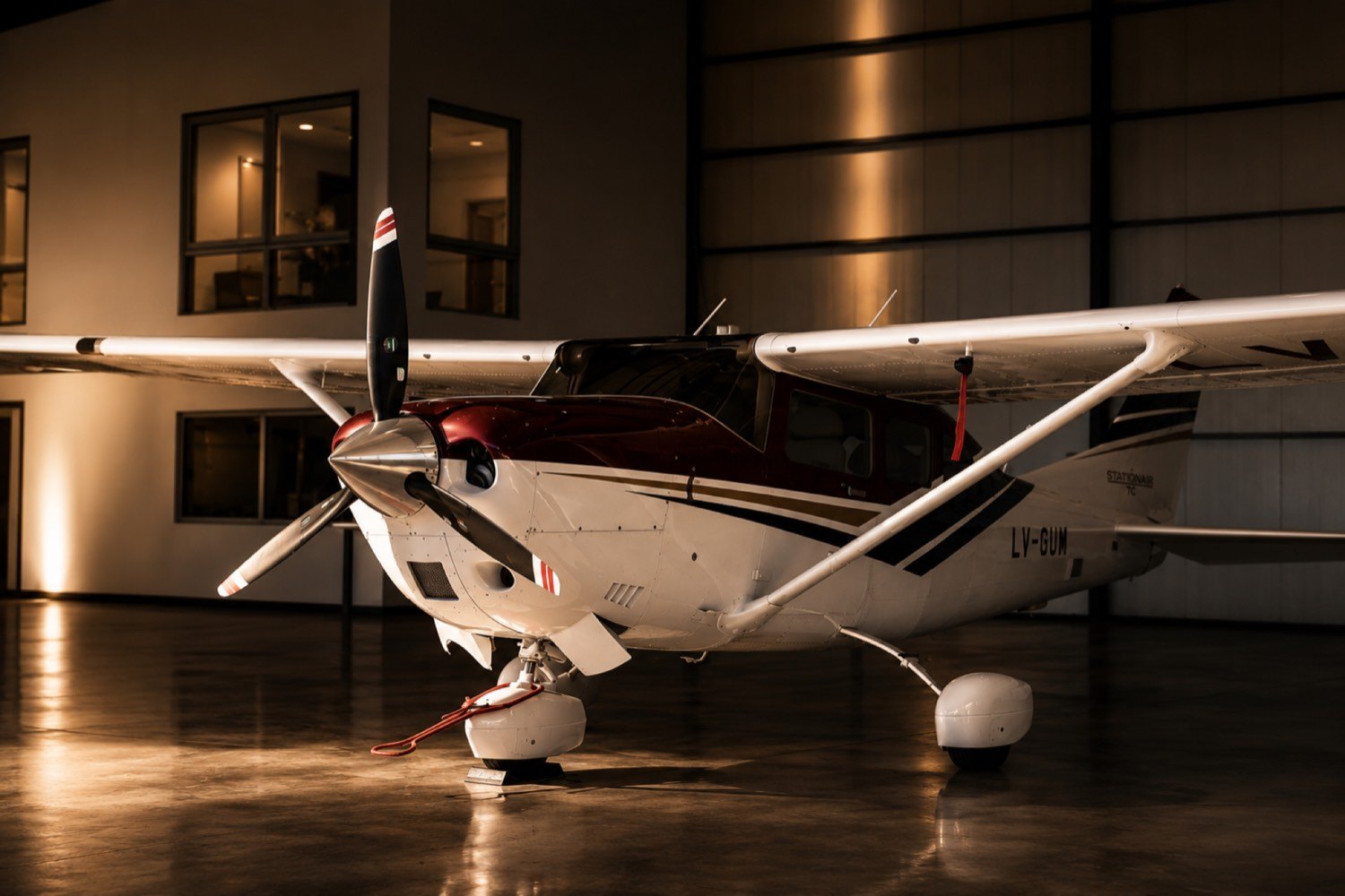 Cessna Stationair con luz cálida dentro del hangar
